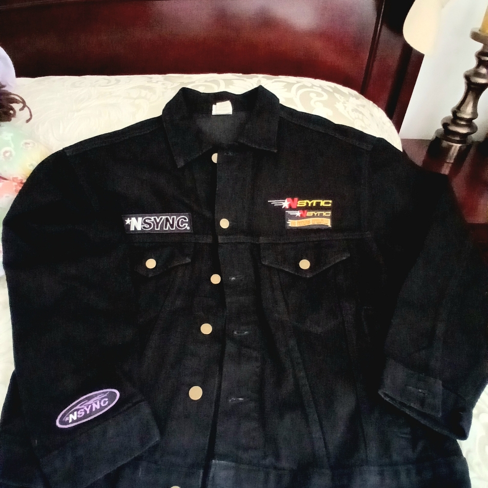 This is a very rare special addition 100% authentic 2000 No Stings Attached Tour